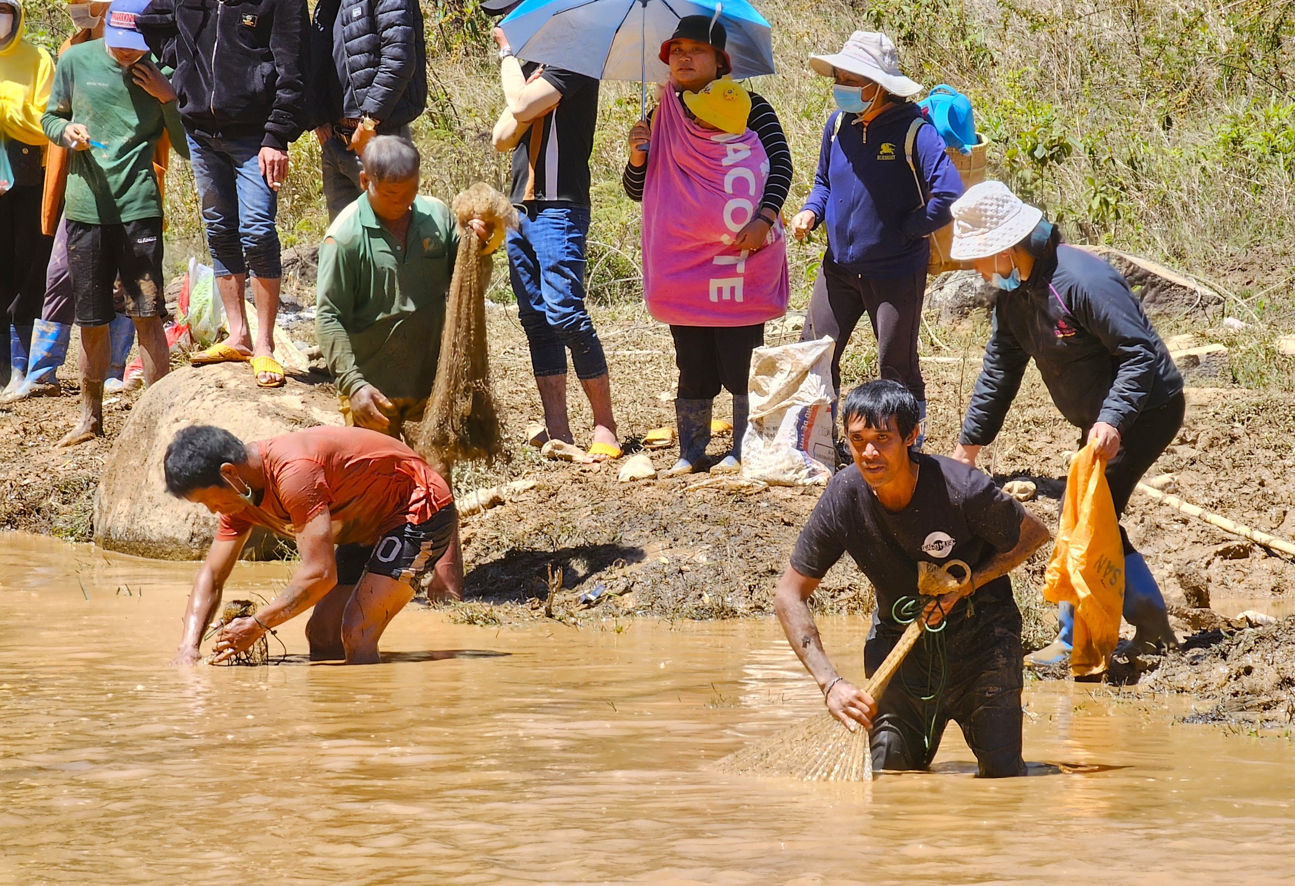 Hàng trăm người đổ về hồ thủy điện cổ nhất Việt Nam để bắt cá to- Ảnh 6.