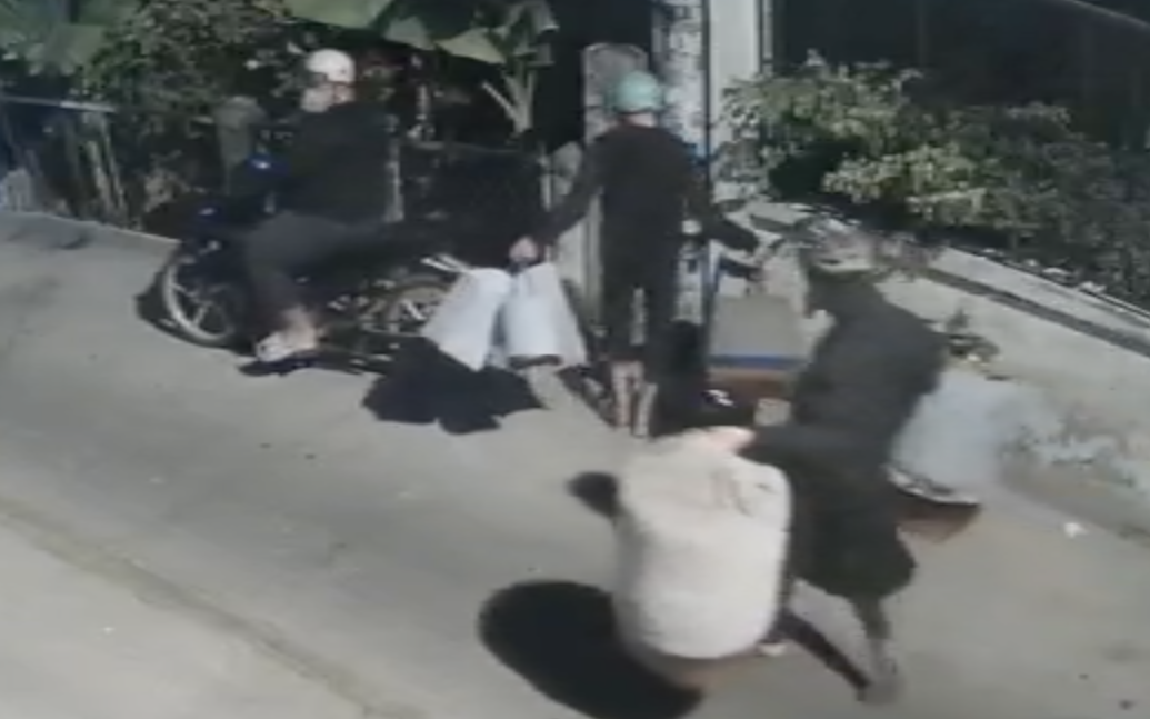 Camera ghi lại cảnh thanh niên leo rào trộm chim ở TP HCM