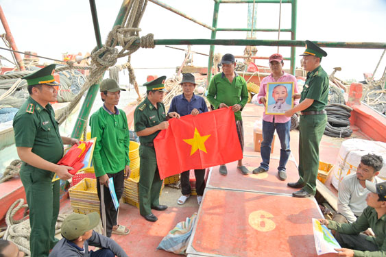 Tặng cờ Tổ quốc và ảnh Bác Hồ cho ngư dân tỉnh Kiên Giang trước chuyến xuất hành vươn khơi bám biển đầu năm 2024 Ảnh: TIẾN VINH