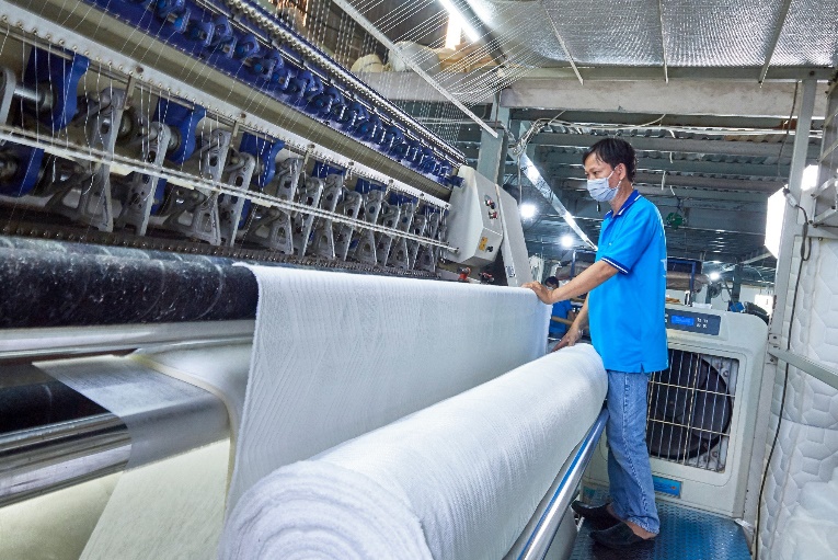 Công nhân sản xuất trong nhà máy được đầu tư 5 triệu USD