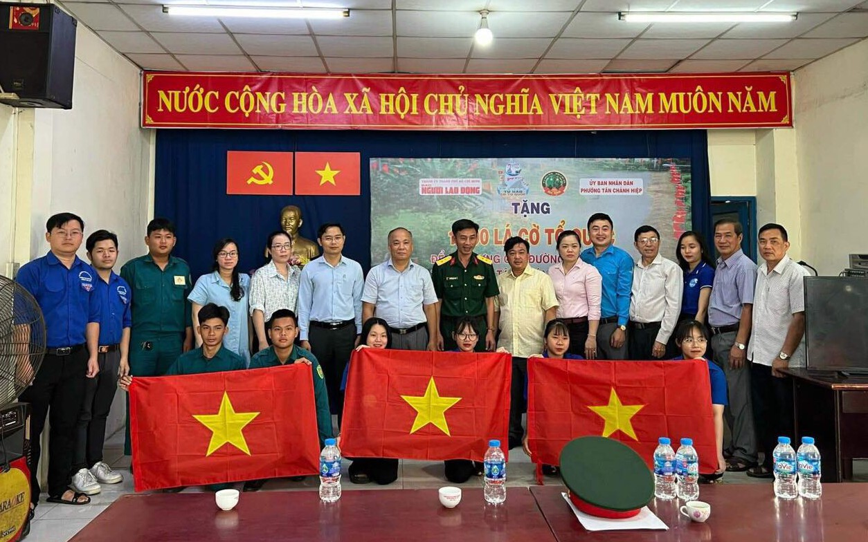 Trao 1.300 lá cờ Tổ quốc và ra mắt "Đường cờ Tổ quốc" trên địa bàn quận 12