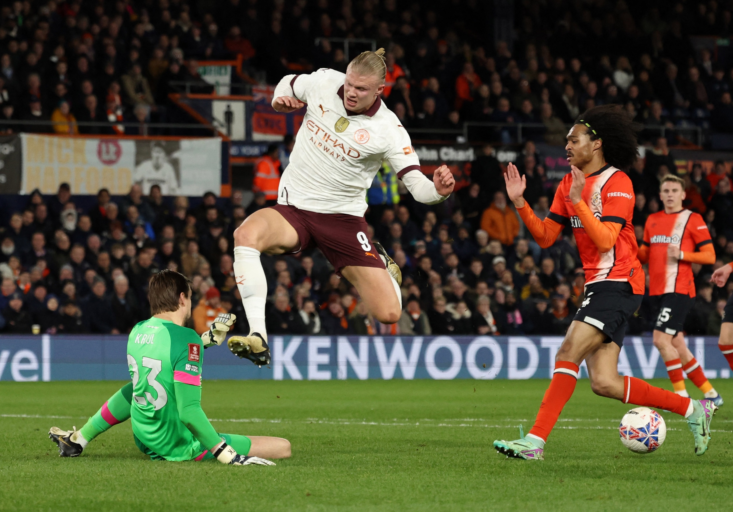 Haaland lập "repoker", Man City thắng lớn trước Luton Town ở FA Cup