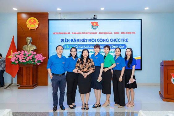 Anh Long (bìa trái) tin rằng bạn trẻ đừng ngại nỗ lực hết mình; trong thời gian ngắn chưa thấy được kết quả rõ ràng, tuy nhiên sự cố gắng rồi cũng sẽ được đền đáp xứng đáng.