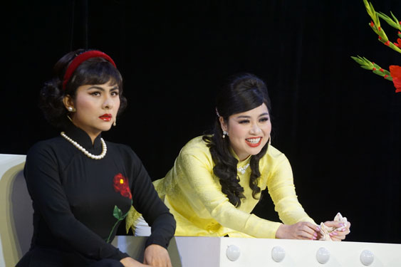Nghệ sĩ Lê Khánh (phải) vai Giáng Hương trong vở kịch “Giáng Hương - Sân khấu về khuya” của Sân khấu Thiên Đăng Ảnh: THANH HIỆP