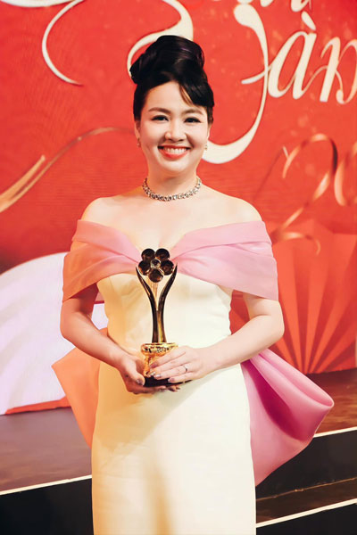 Nghệ sĩ Lê Khánh nhận Giải Mai Vàng lần thứ 29 - 2023 hạng mục “Nữ diễn viên sân khấu được yêu thích nhất”. (Ảnh do nhân vật cung cấp)