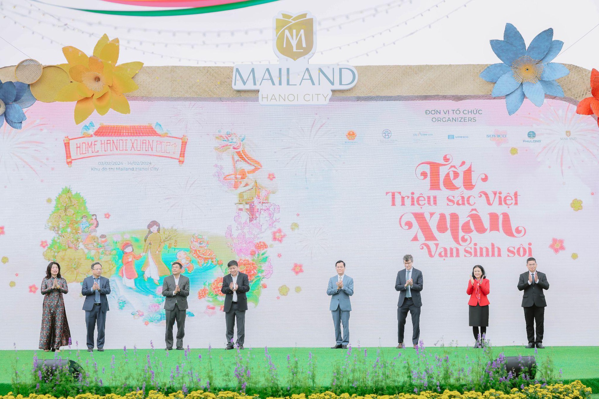 Hàng ngàn lượt khách hào hứng trải nghiệm “Tết triệu sắc Việt, Xuân vạn sinh sôi” trên đường hoa Home Hanoi Xuan 2024- Ảnh 1.