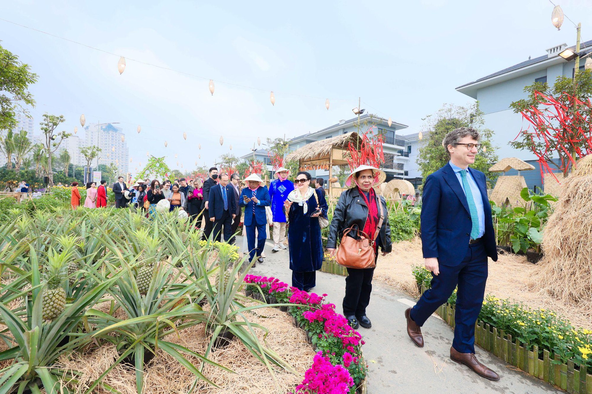 Hàng ngàn lượt khách hào hứng trải nghiệm “Tết triệu sắc Việt, Xuân vạn sinh sôi” trên đường hoa Home Hanoi Xuan 2024- Ảnh 5.