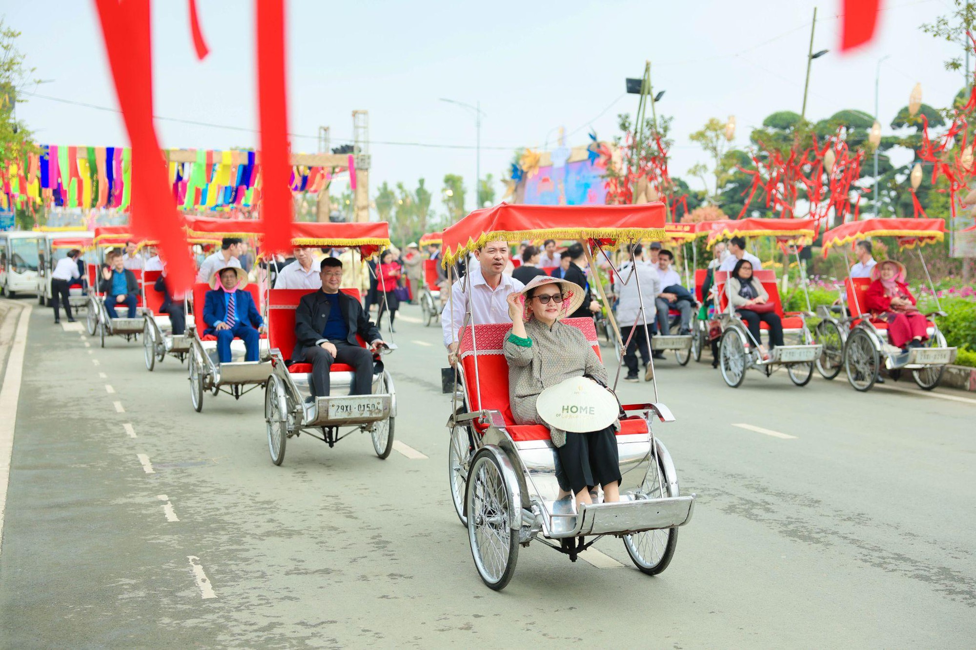 Hàng ngàn lượt khách hào hứng trải nghiệm “Tết triệu sắc Việt, Xuân vạn sinh sôi” trên đường hoa Home Hanoi Xuan 2024- Ảnh 7.