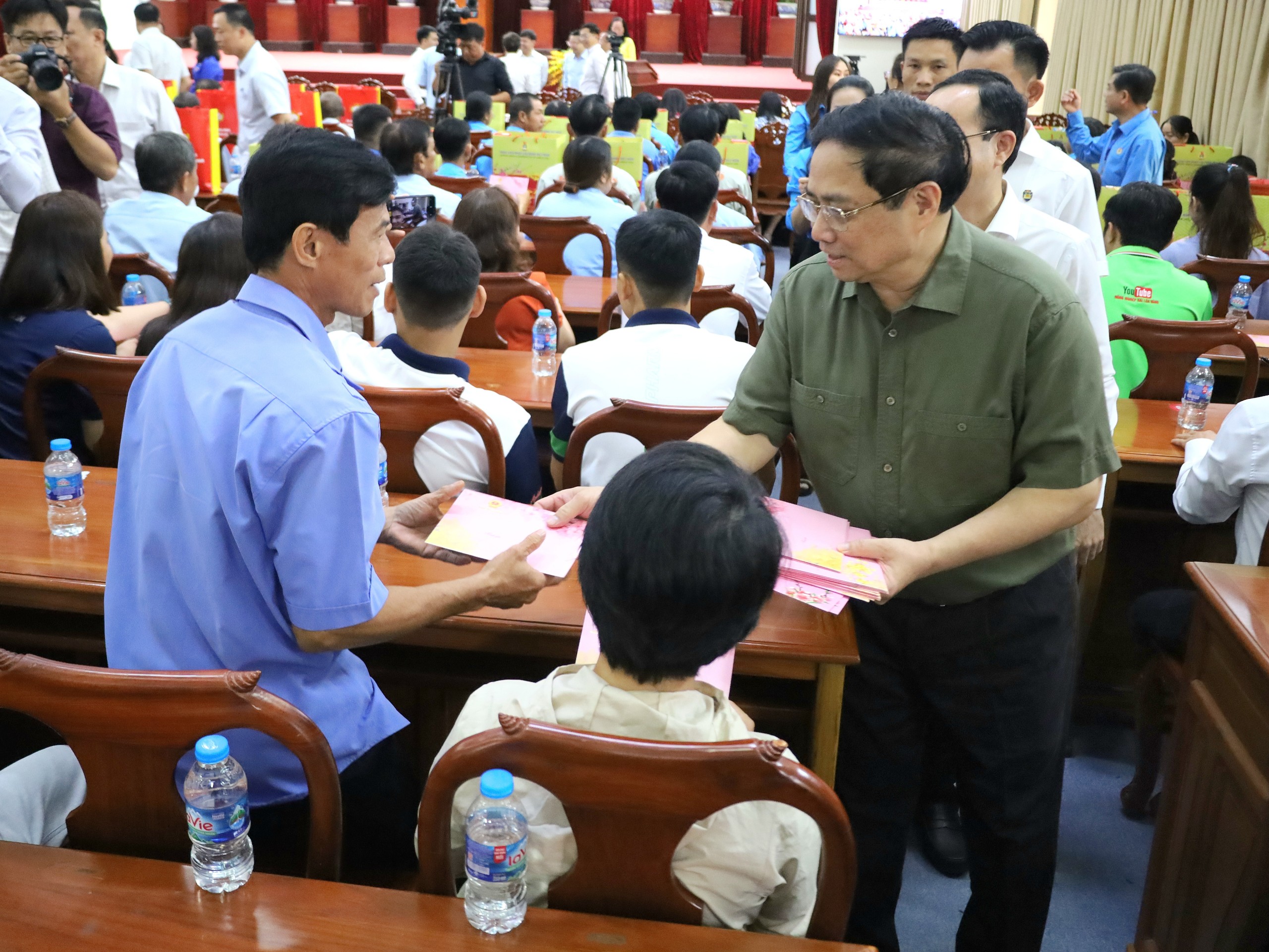 Thủ tướng Phạm Minh Chính tặng quà, chúc Tết người dân tại Cần Thơ- Ảnh 7.