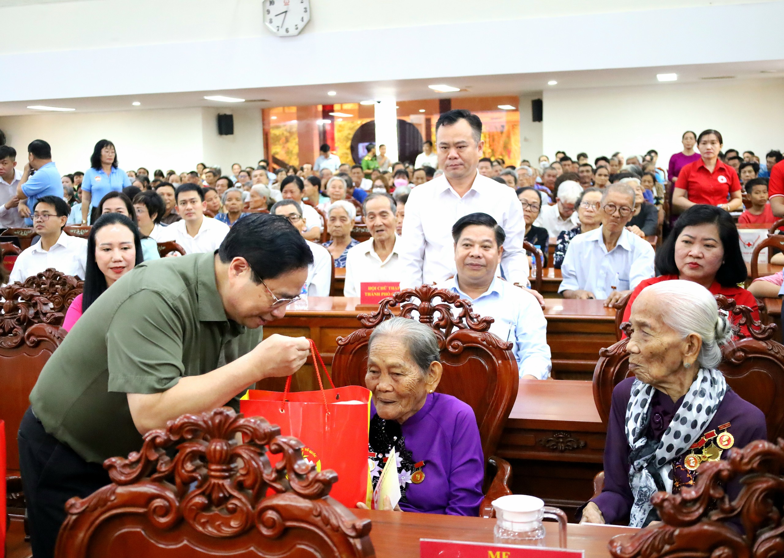 Thủ tướng Phạm Minh Chính tặng quà, chúc Tết người dân tại Cần Thơ- Ảnh 4.