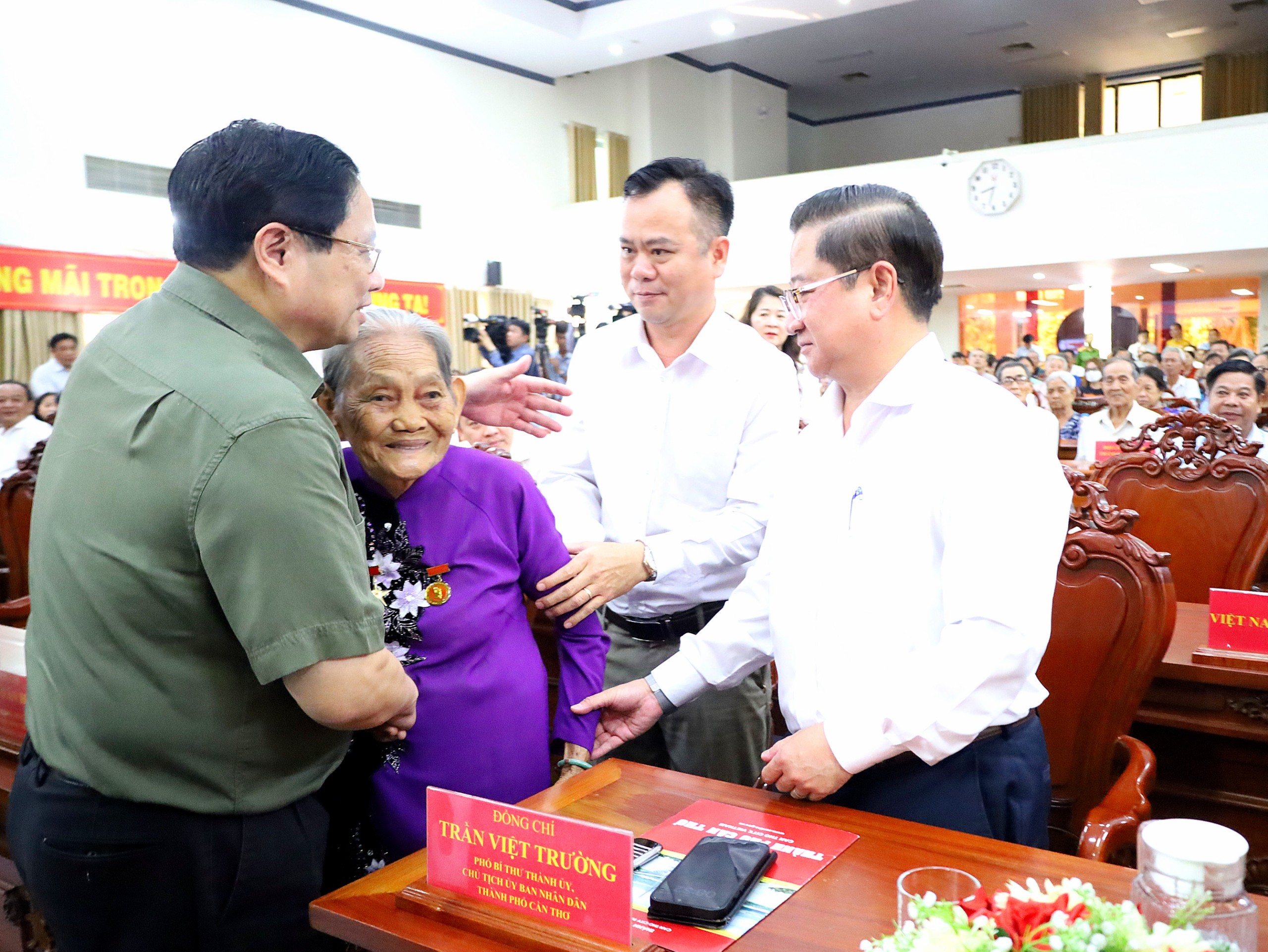 Thủ tướng Phạm Minh Chính tặng quà, chúc Tết người dân tại Cần Thơ- Ảnh 3.