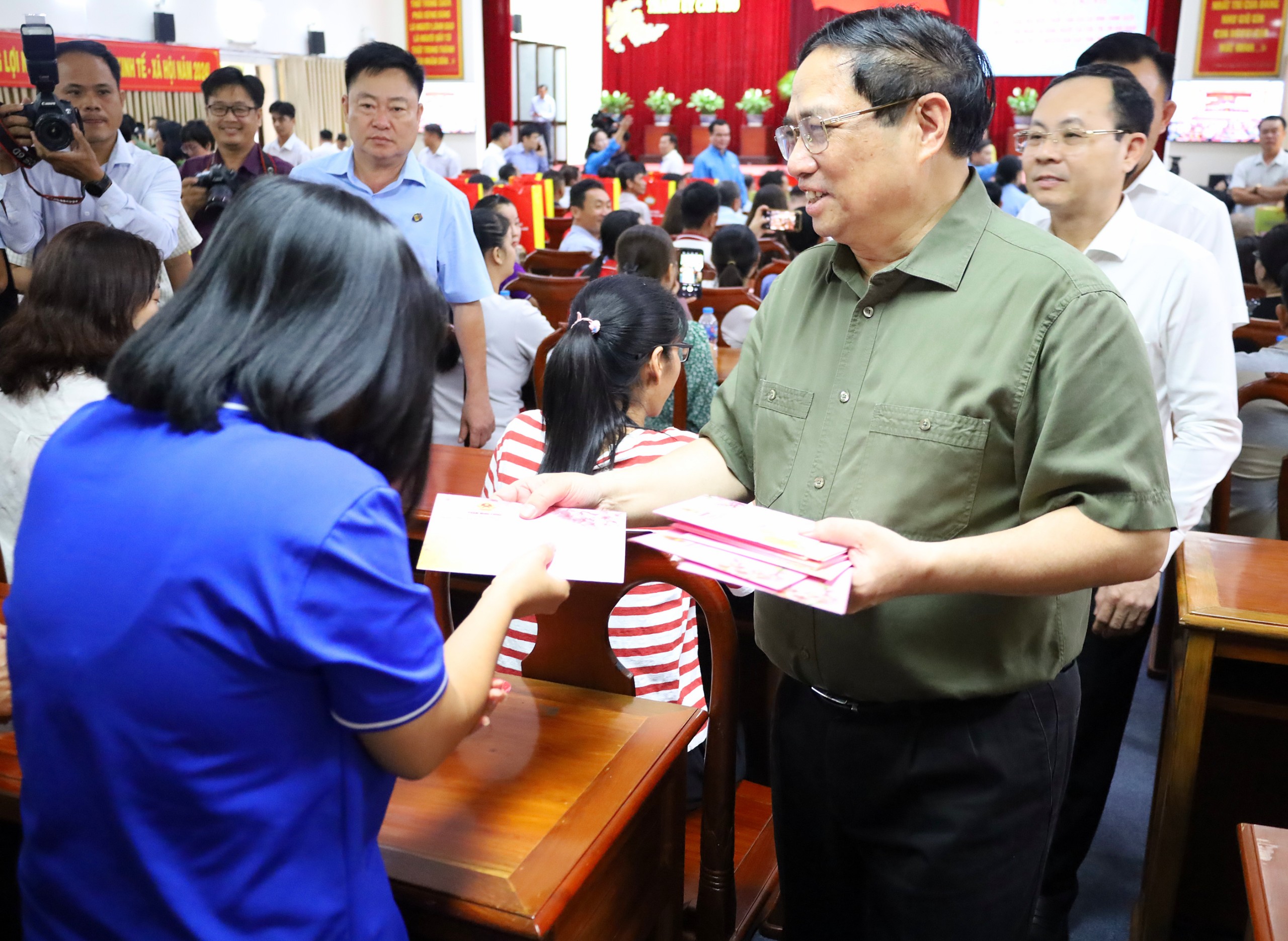 Thủ tướng Phạm Minh Chính tặng quà, chúc Tết người dân tại Cần Thơ- Ảnh 6.