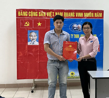 Kết nạp đảng viên mới tại Chi bộ Công ty TNHH Julki (KCX Tân Thuận, quận 7, TP HCM) Ảnh: HỒNG ĐÀO