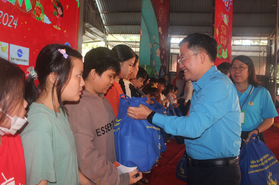 Ông Phùng Thái Quang, Phó Chủ tịch LĐLĐ TP HCM, tặng quà cho con đoàn viên - lao động Ảnh: THANH NGA