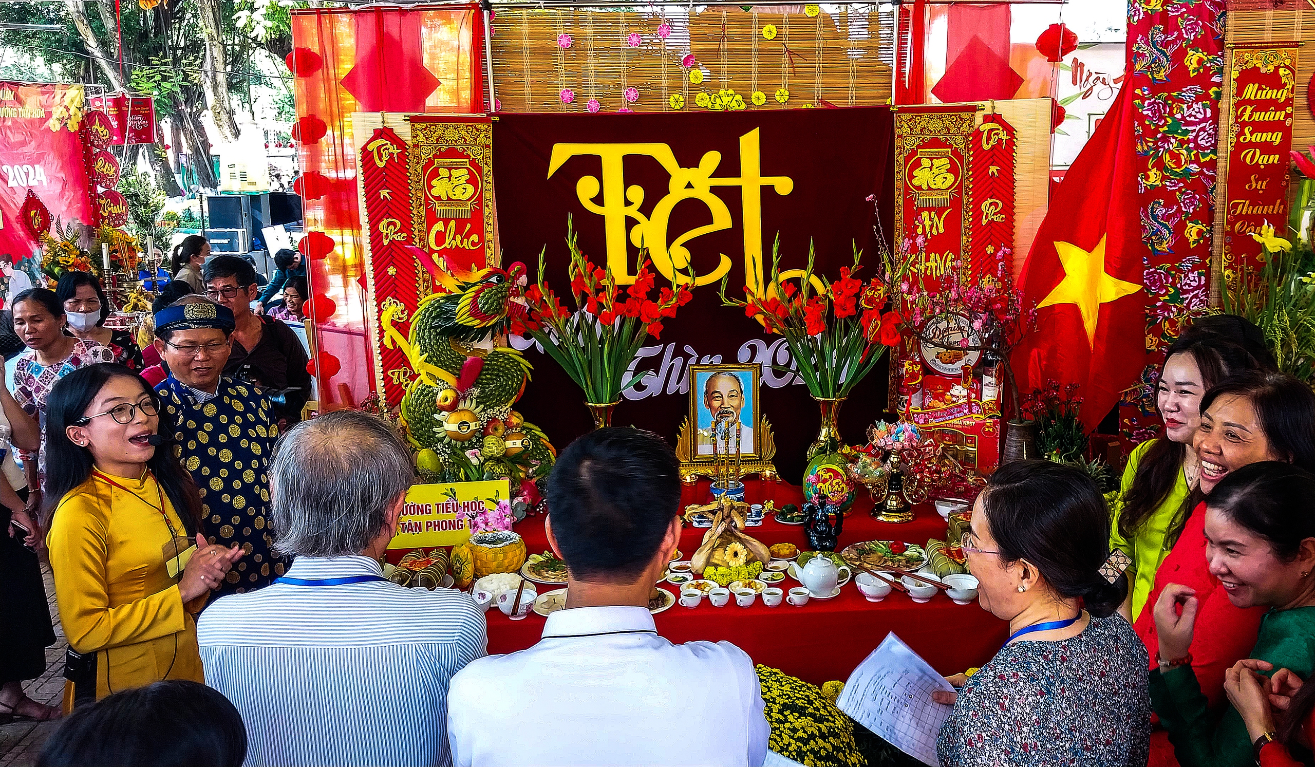 Hội thi trang trí bàn cúng Gia Tiên xuân Giáp Thìn 2024. Ảnh: TRẦN HỮU CƯỜNG