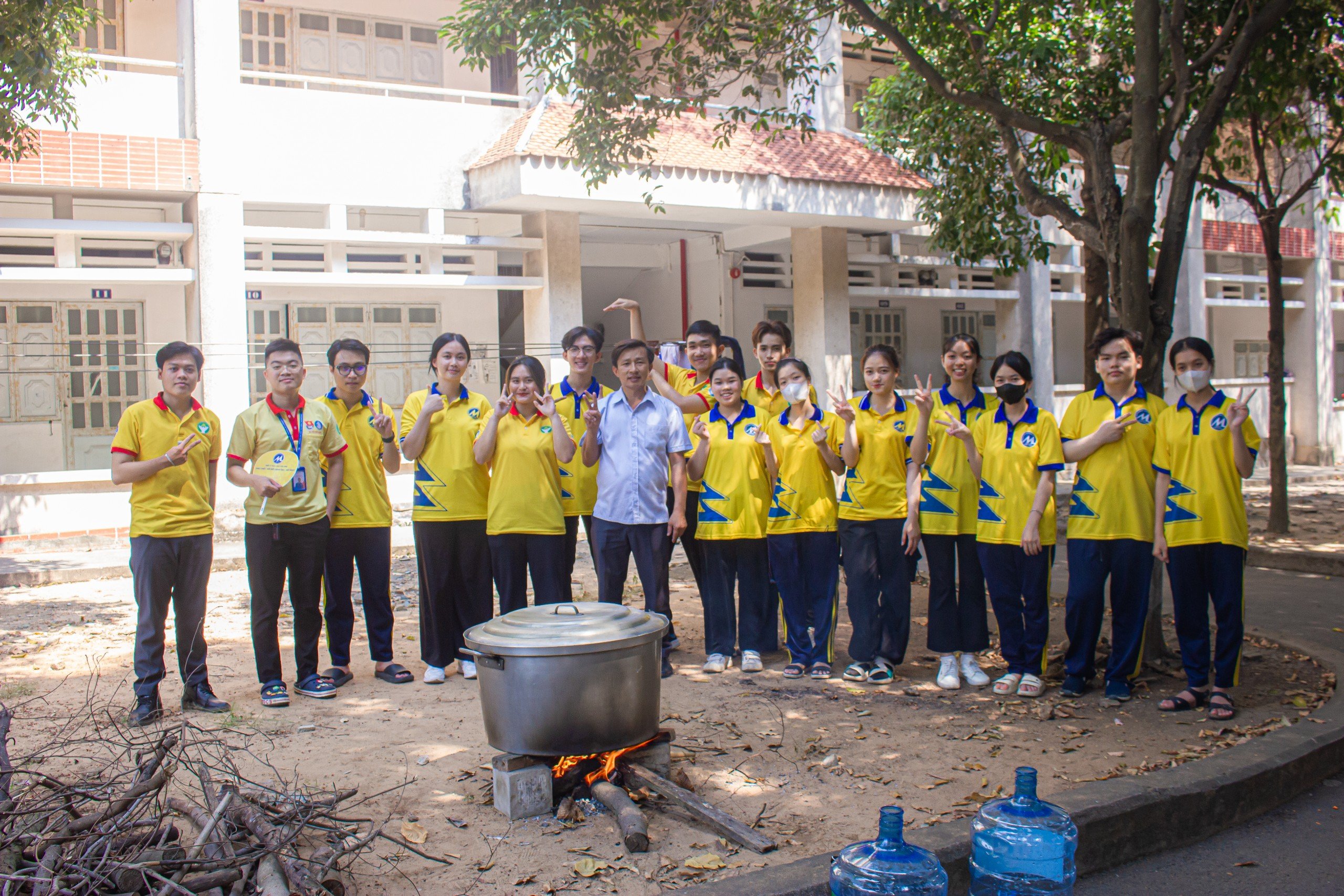 Gói bánh chưng đón Tết xa quê của sinh viên khó khăn- Ảnh 5.