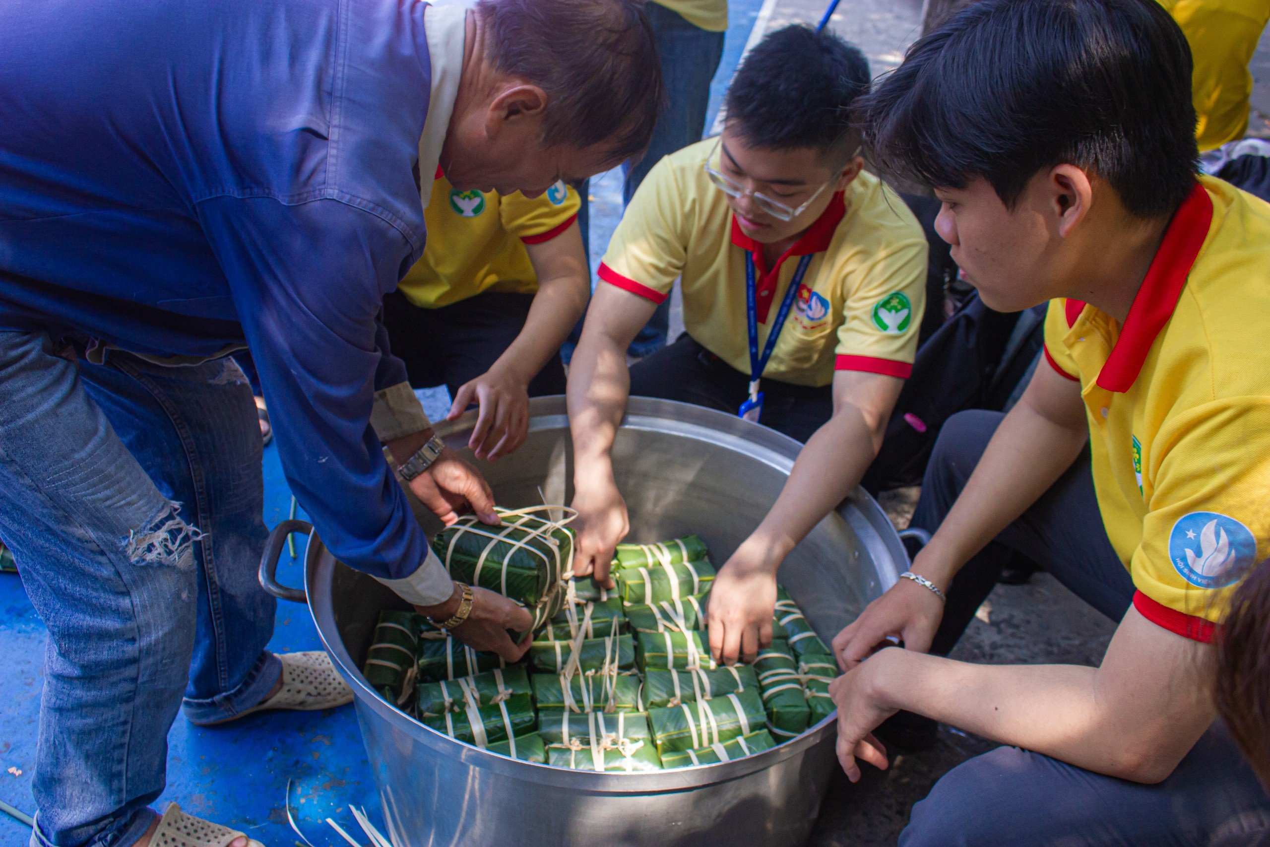 Gói bánh chưng đón Tết xa quê của sinh viên khó khăn- Ảnh 4.