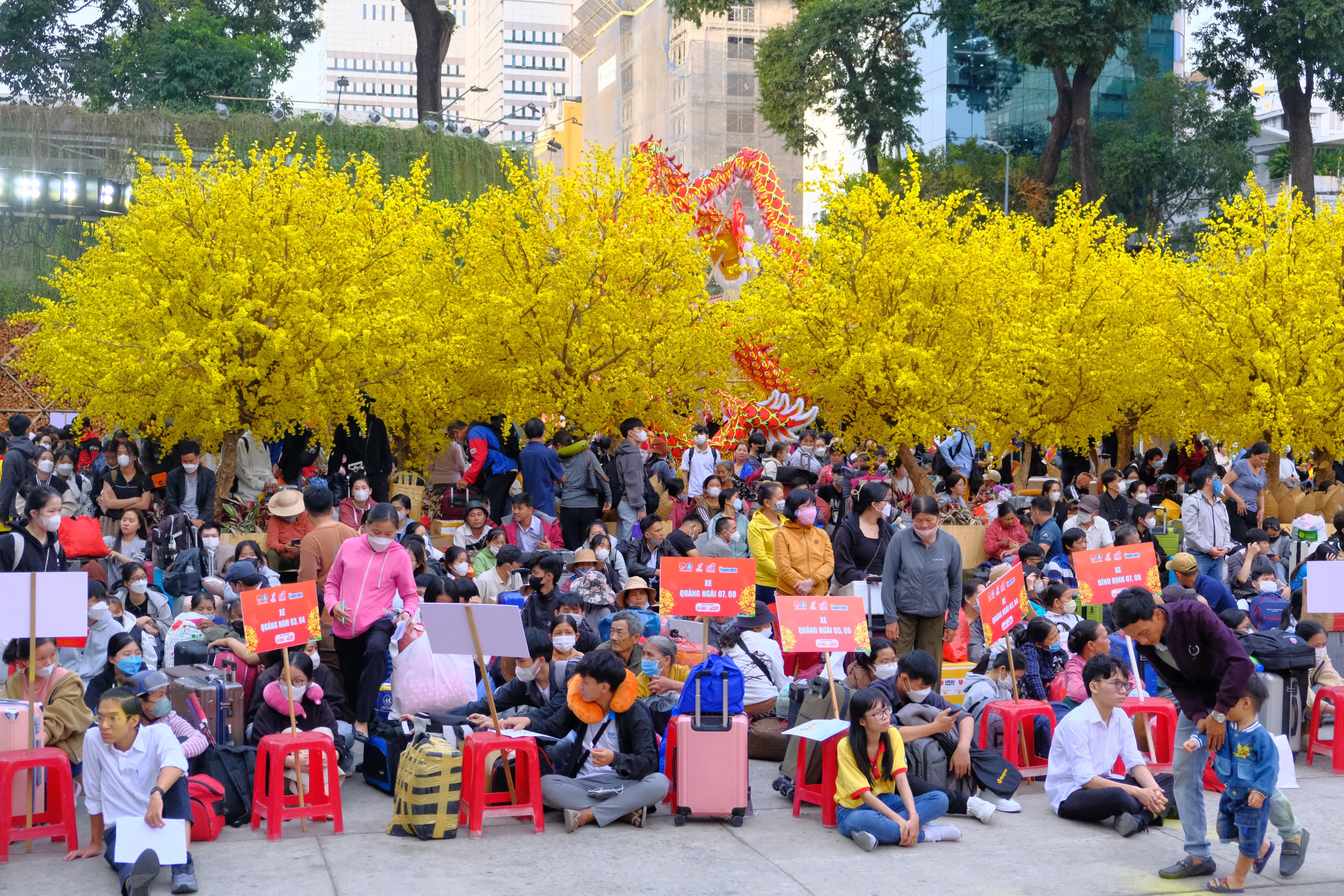 2.200 sinh viên và người lao động về quê trên chuyến xe mùa xuân- Ảnh 1.