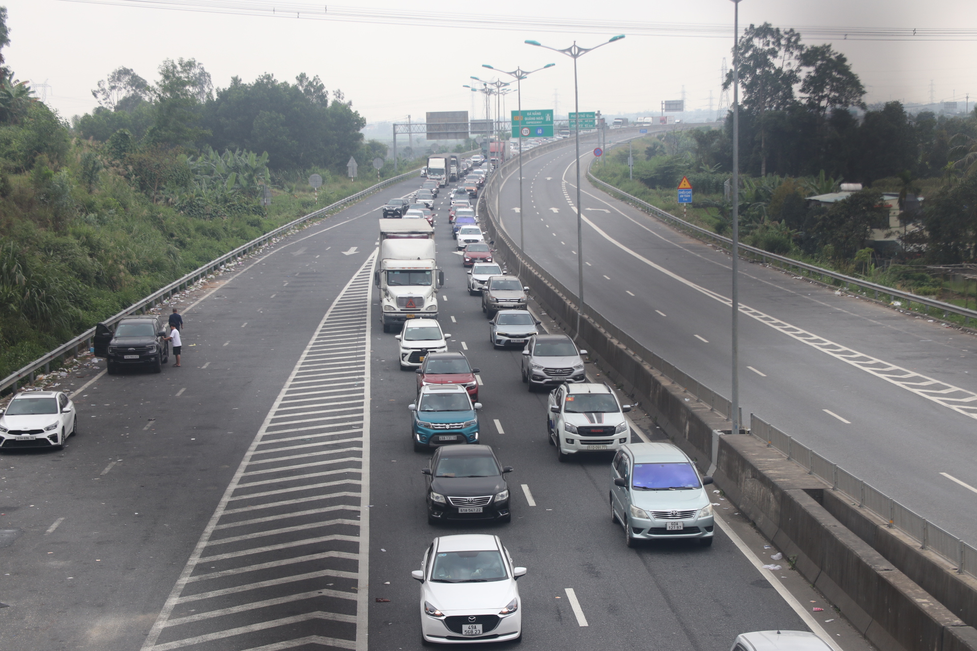 Tuyến cao tốc Đà Nẵng - Quảng Ngãi ùn tắc trầm trọng- Ảnh 5.