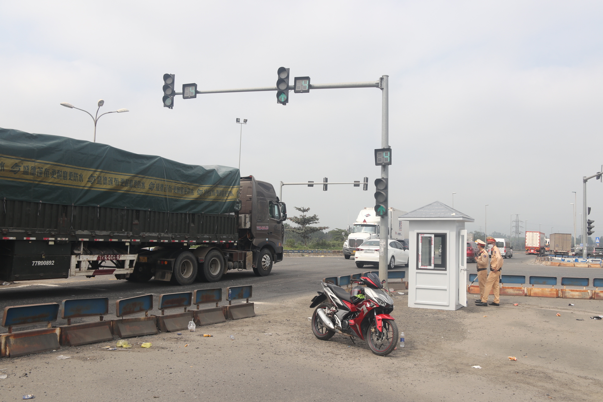 Tuyến cao tốc Đà Nẵng - Quảng Ngãi ùn tắc trầm trọng- Ảnh 6.