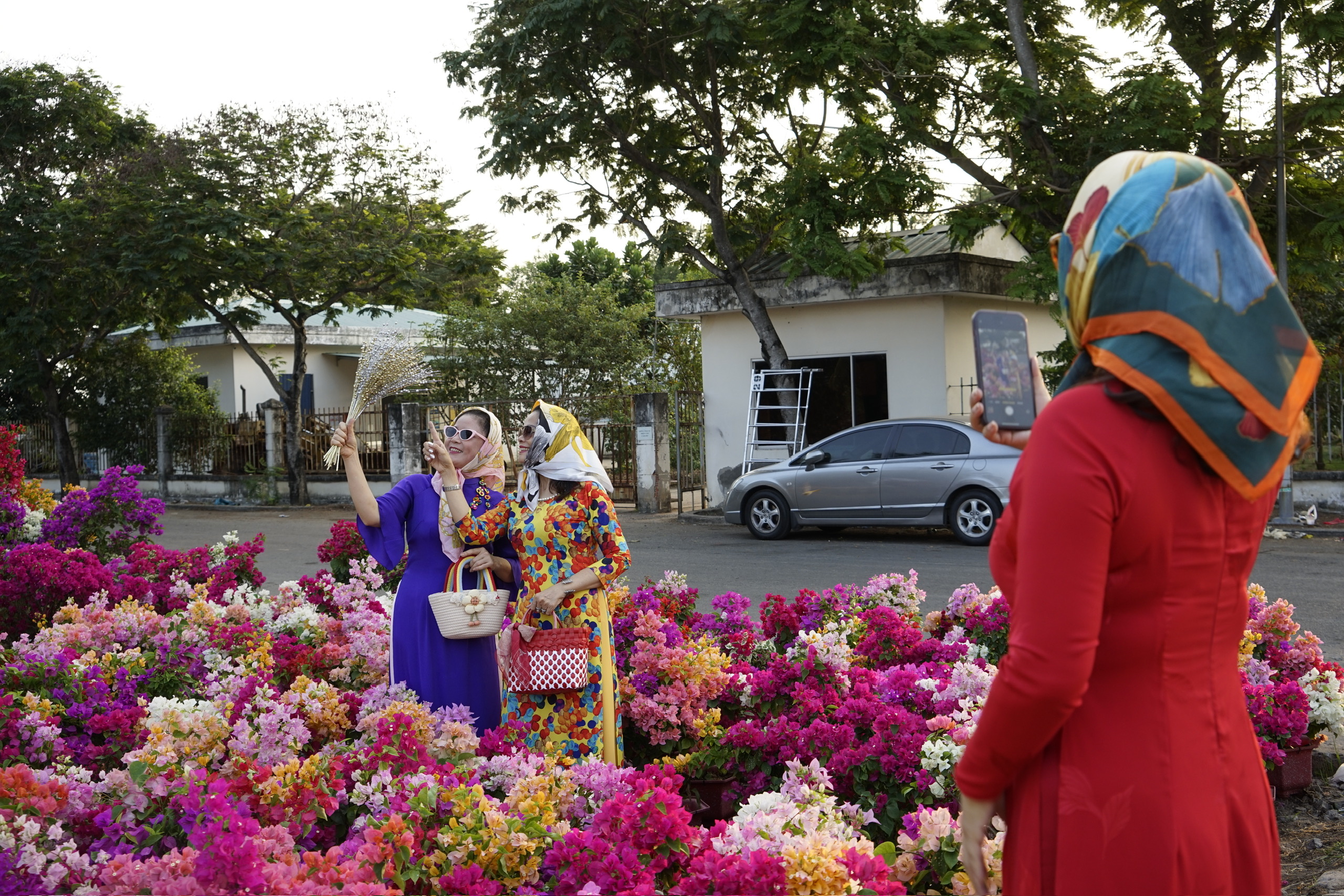 Khai mạc chợ hoa xuân giá "hạt dẻ"- Ảnh 8.