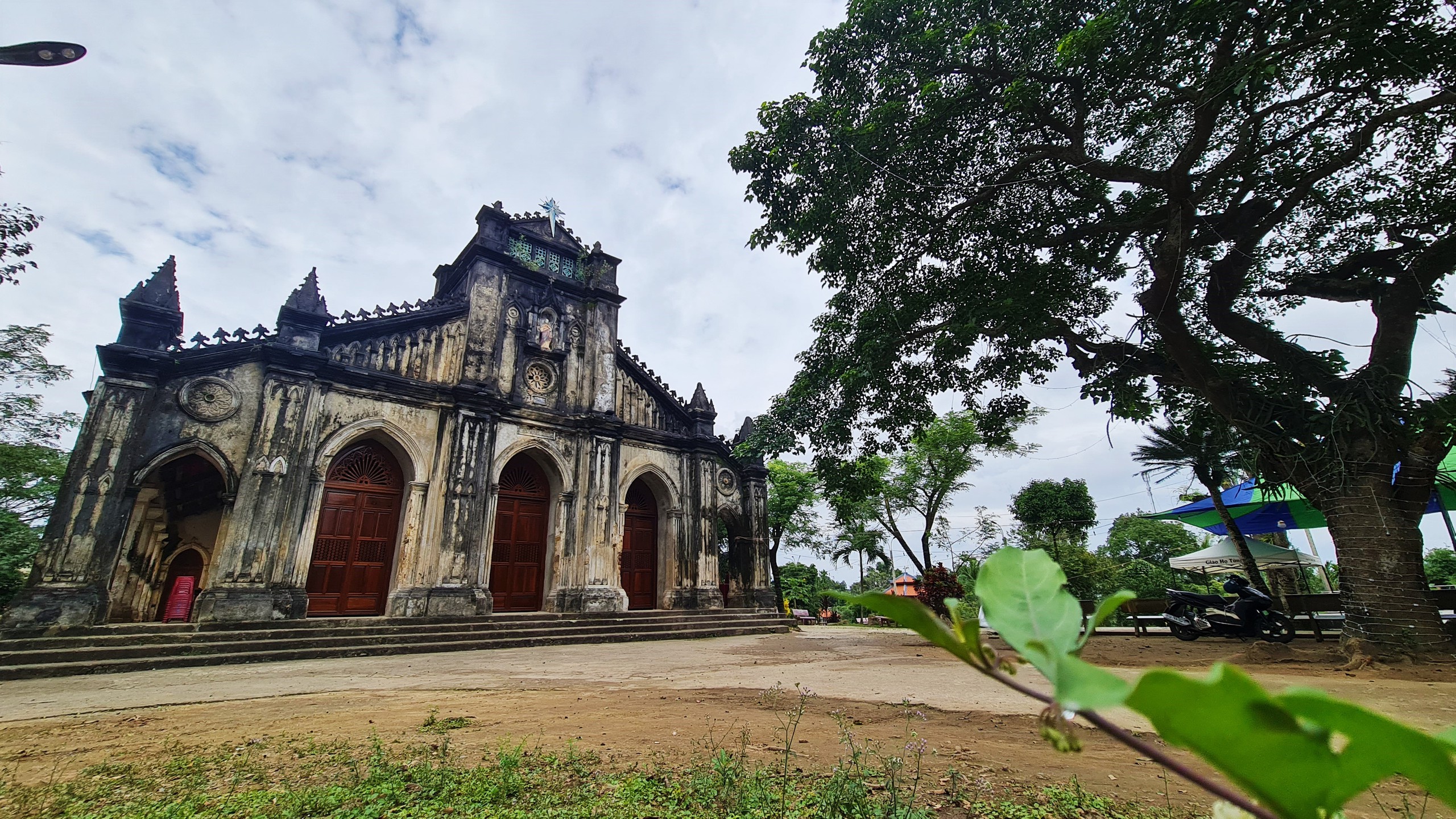 Chiêm ngưỡng những Thánh tích nơi nhà thờ đá trăm tuổi- Ảnh 1.