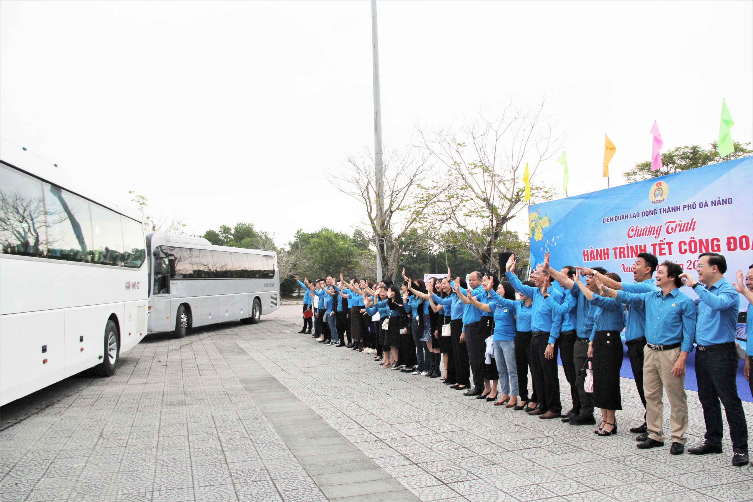Tiễn hàng nghìn công nhân Đà Nẵng về quê trên Chuyến xe Công đoàn- Ảnh 11.