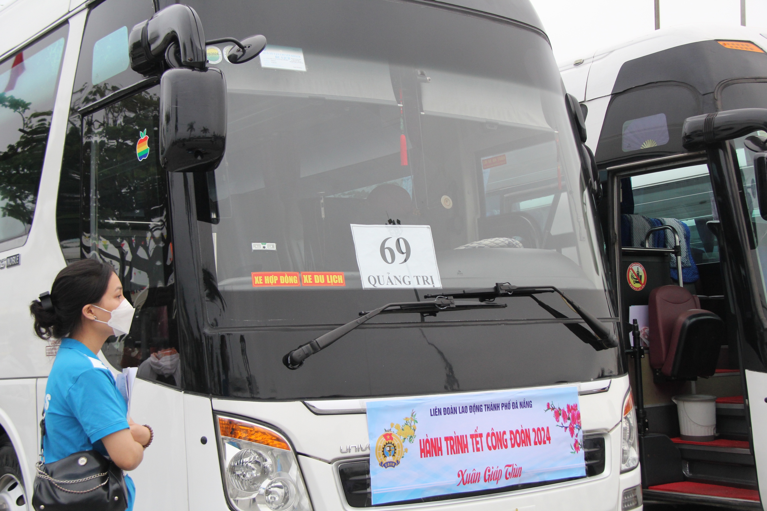 Tiễn hàng nghìn công nhân Đà Nẵng về quê trên Chuyến xe Công đoàn- Ảnh 2.