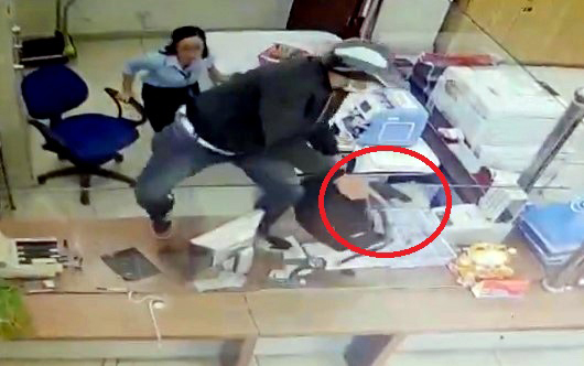 Huy động lực lượng chốt chặn, truy bắt kẻ cướp ngân hàng ở Lâm Đồng- Ảnh 3.