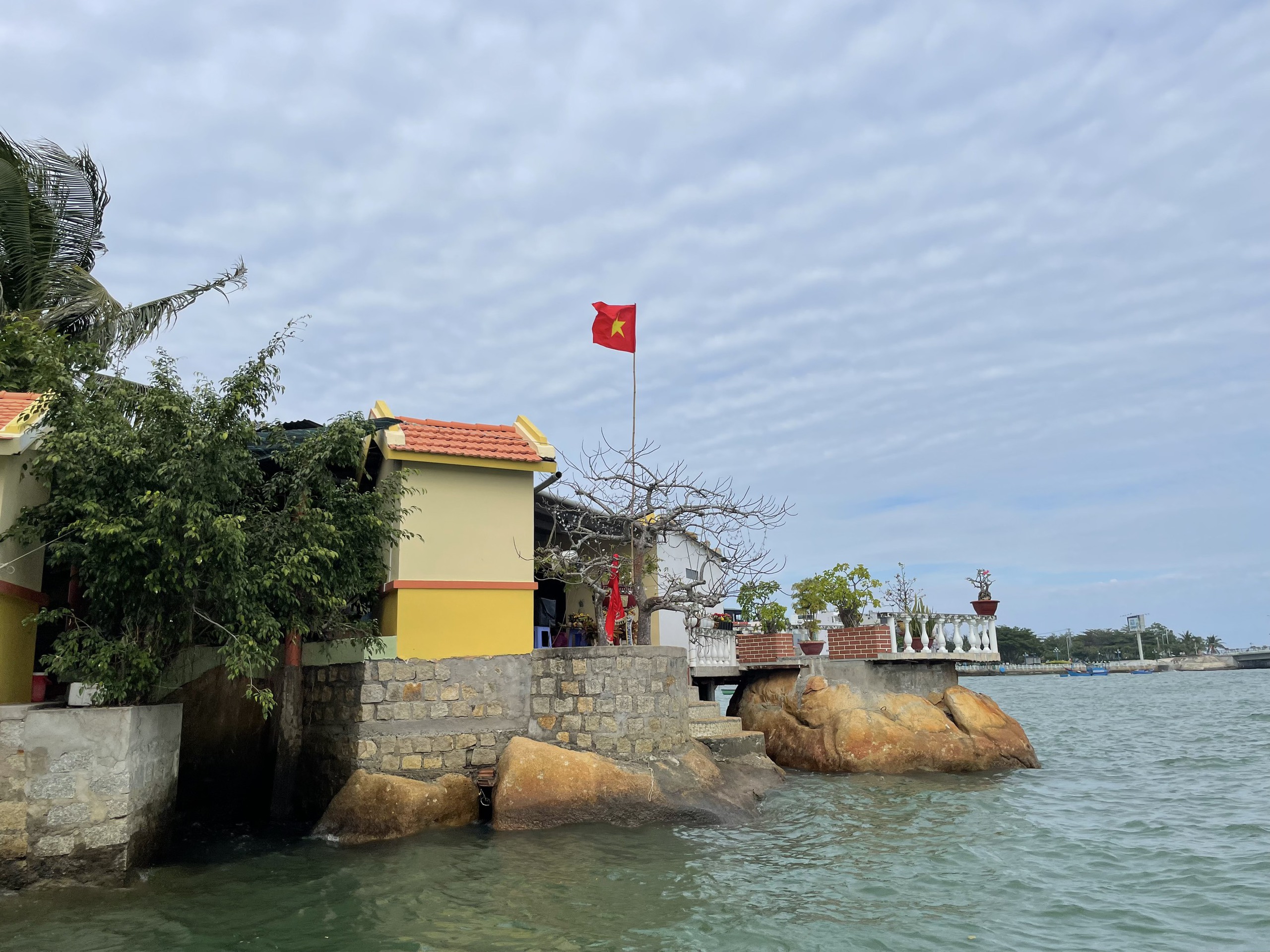 Khám phá miếu thờ giữa cửa sông Cái Nha Trang- Ảnh 2.