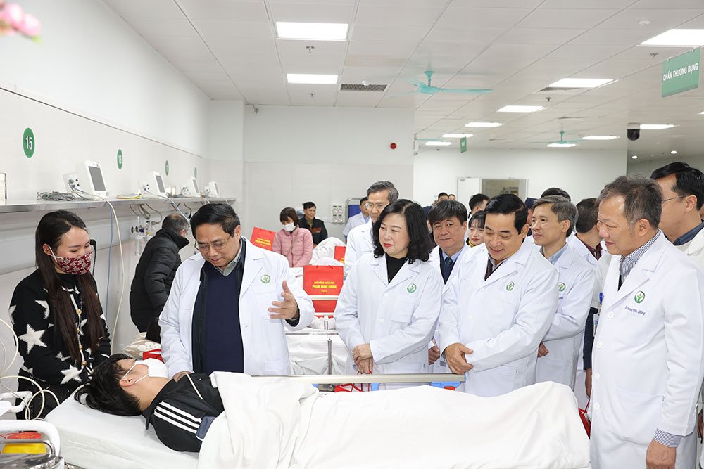 Thủ tướng thăm, động viên y bác sĩ và bệnh nhân 2 bệnh viện tuyến cuối
- Ảnh 2.