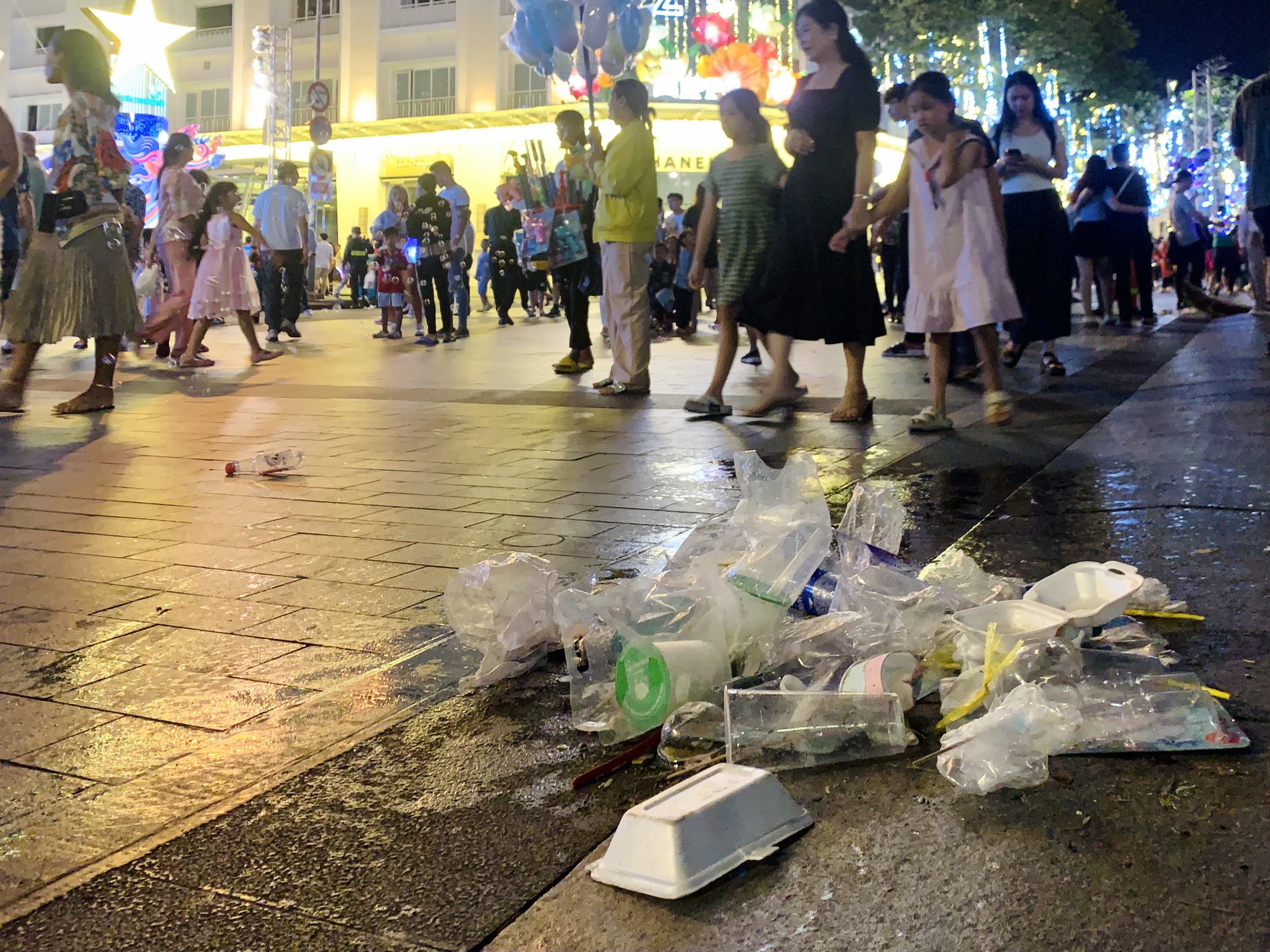 Phố đi bộ Nguyễn Huệ: Chưa ngắm được pháo hoa đã thấy đầy rác- Ảnh 4.