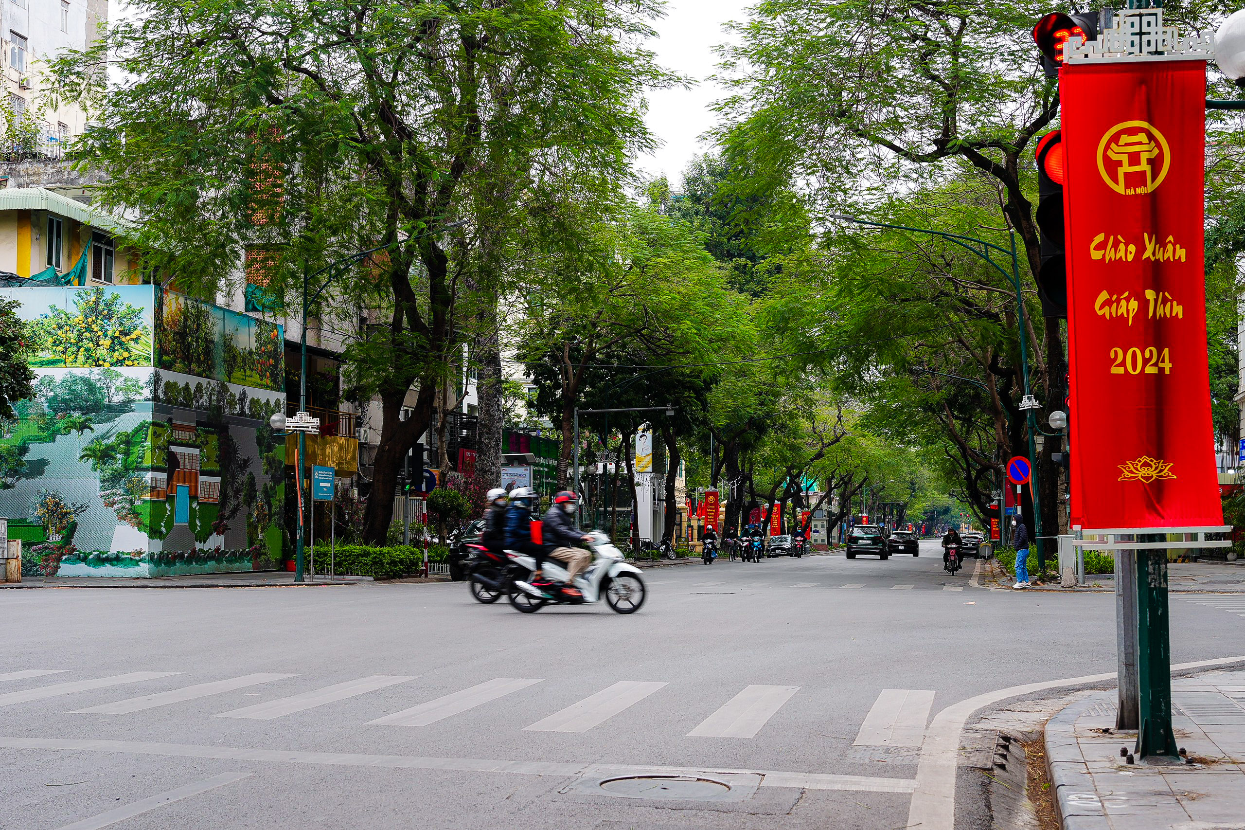 Người Hà Nội thảnh thơi tận hưởng không khí bình yên, uống cà phê ngày 30 Tết- Ảnh 1. Người Hà Nội thảnh thơi tận hưởng không khí bình yên, uống cà phê ngày 30 Tết- Ảnh 1.