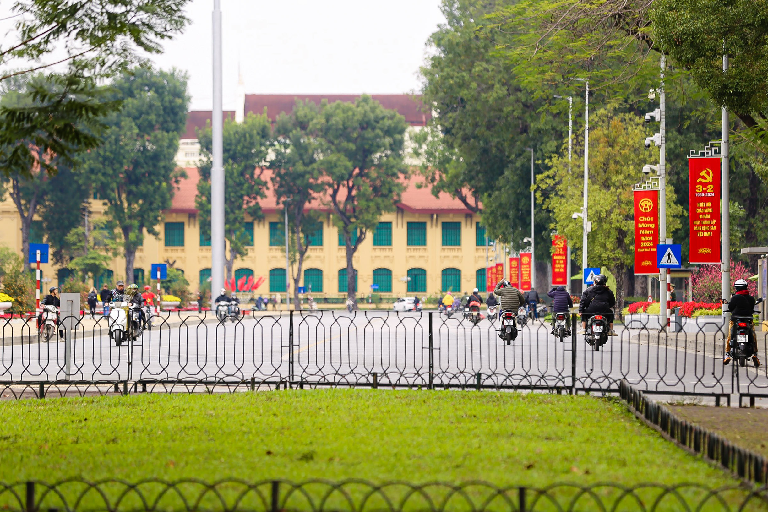 Người Hà Nội thảnh thơi tận hưởng không khí bình yên, uống cà phê ngày 30 Tết- Ảnh 6. Người Hà Nội thảnh thơi tận hưởng không khí bình yên, uống cà phê ngày 30 Tết- Ảnh 6.