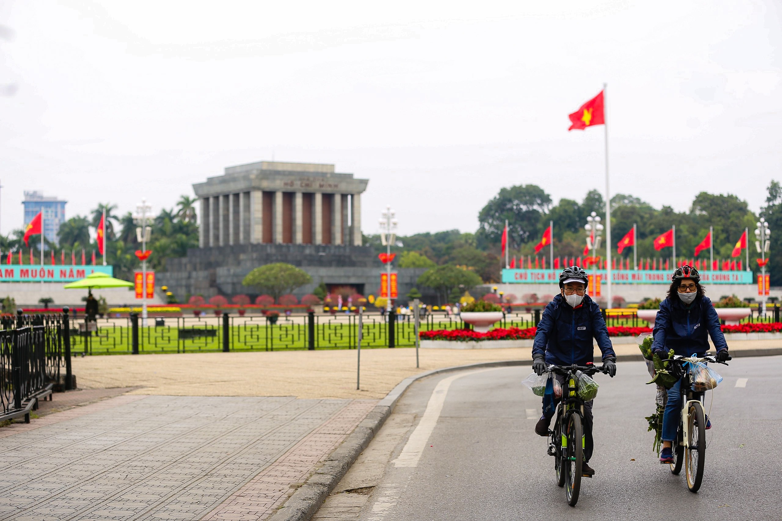 Người Hà Nội thảnh thơi tận hưởng không khí bình yên, uống cà phê ngày 30 Tết- Ảnh 5. Người Hà Nội thảnh thơi tận hưởng không khí bình yên, uống cà phê ngày 30 Tết- Ảnh 5.