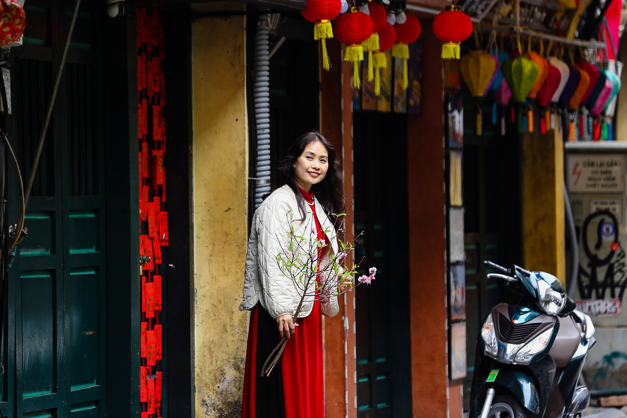 Người Hà Nội thảnh thơi tận hưởng không khí bình yên, uống cà phê ngày 30 Tết- Ảnh 12. Người Hà Nội thảnh thơi tận hưởng không khí bình yên, uống cà phê ngày 30 Tết- Ảnh 12.