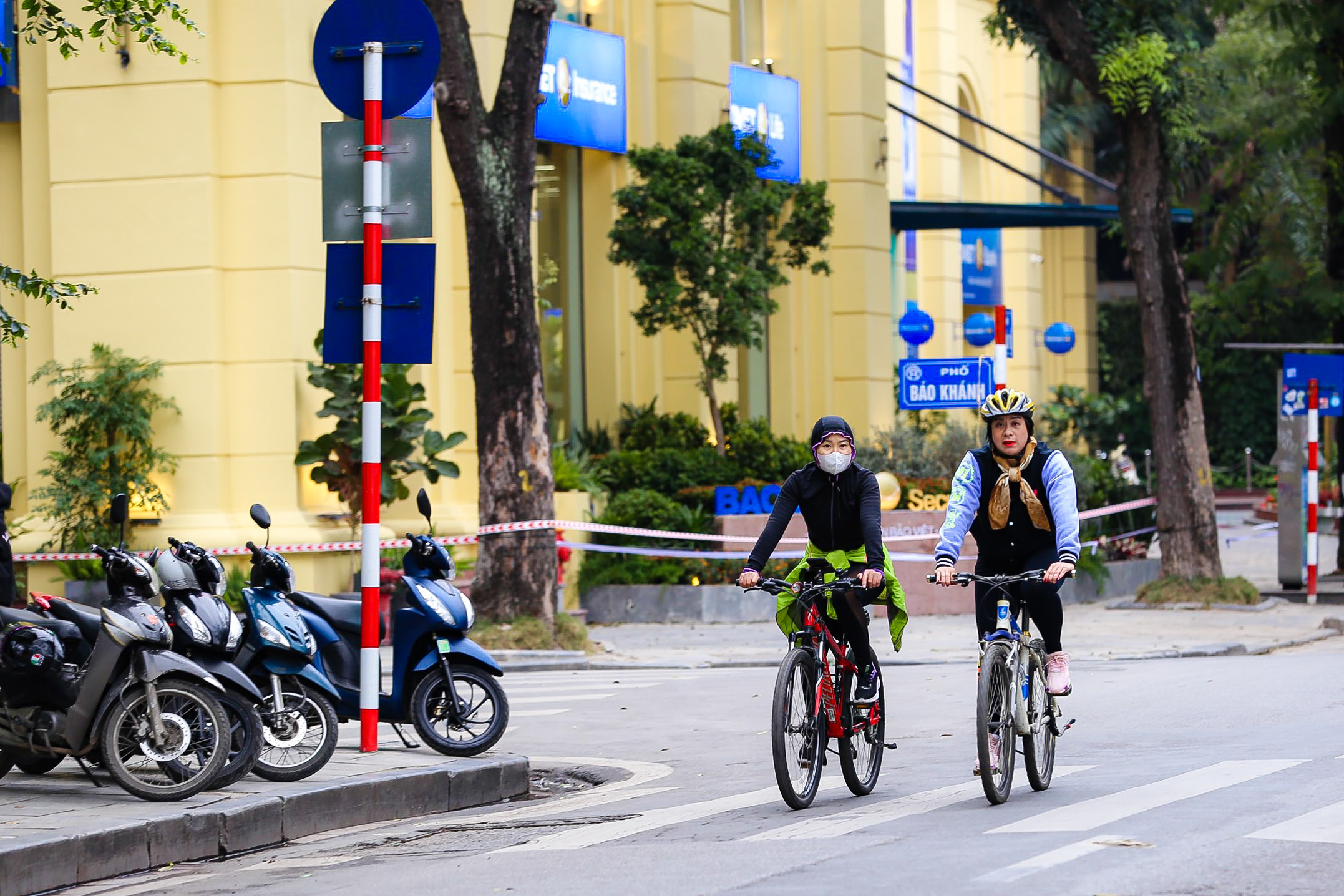 Người Hà Nội thảnh thơi tận hưởng không khí bình yên, uống cà phê ngày 30 Tết- Ảnh 9. Người Hà Nội thảnh thơi tận hưởng không khí bình yên, uống cà phê ngày 30 Tết- Ảnh 9.