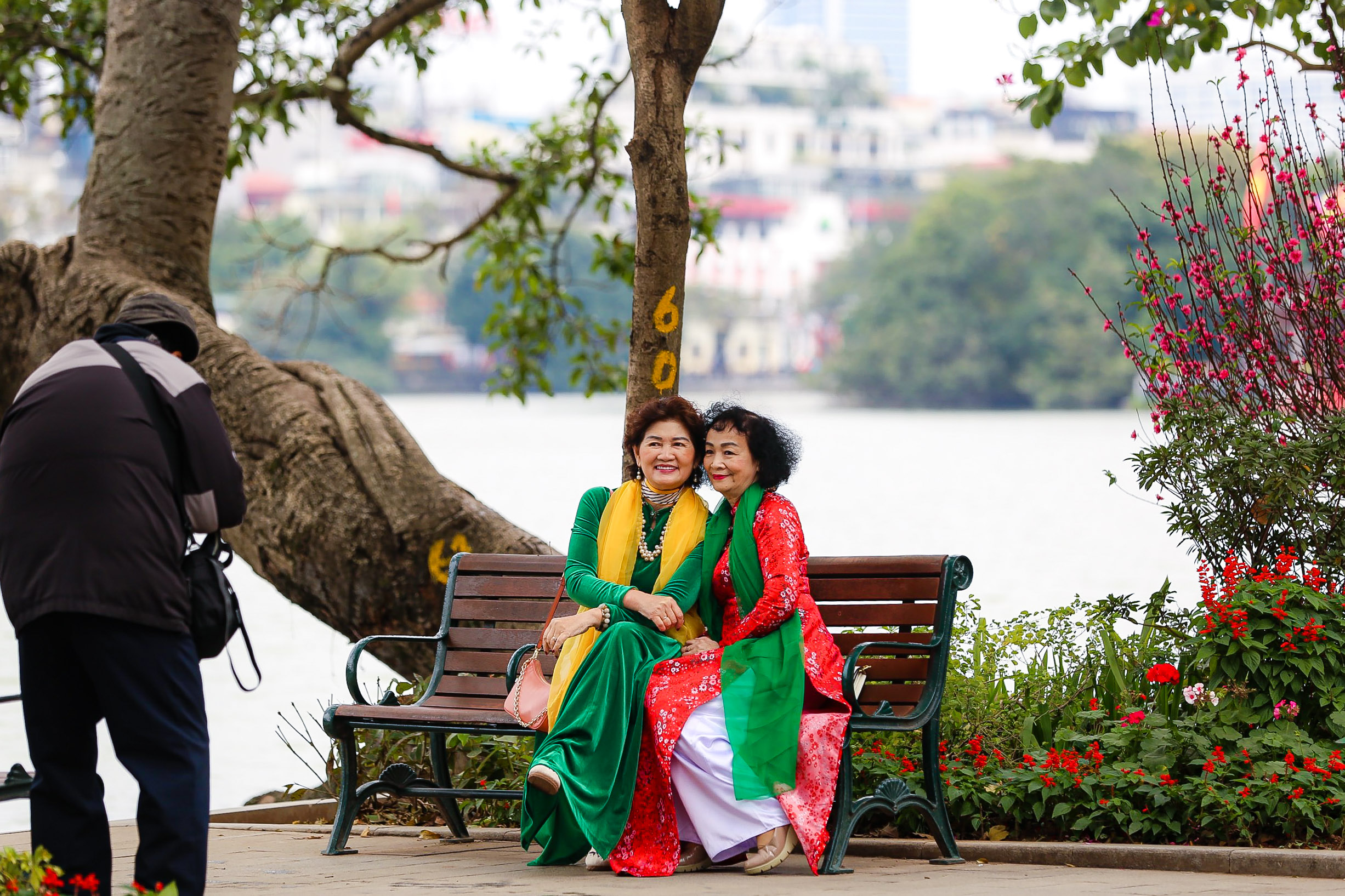 Người Hà Nội thảnh thơi tận hưởng không khí bình yên, uống cà phê ngày 30 Tết- Ảnh 11. Người Hà Nội thảnh thơi tận hưởng không khí bình yên, uống cà phê ngày 30 Tết- Ảnh 11.