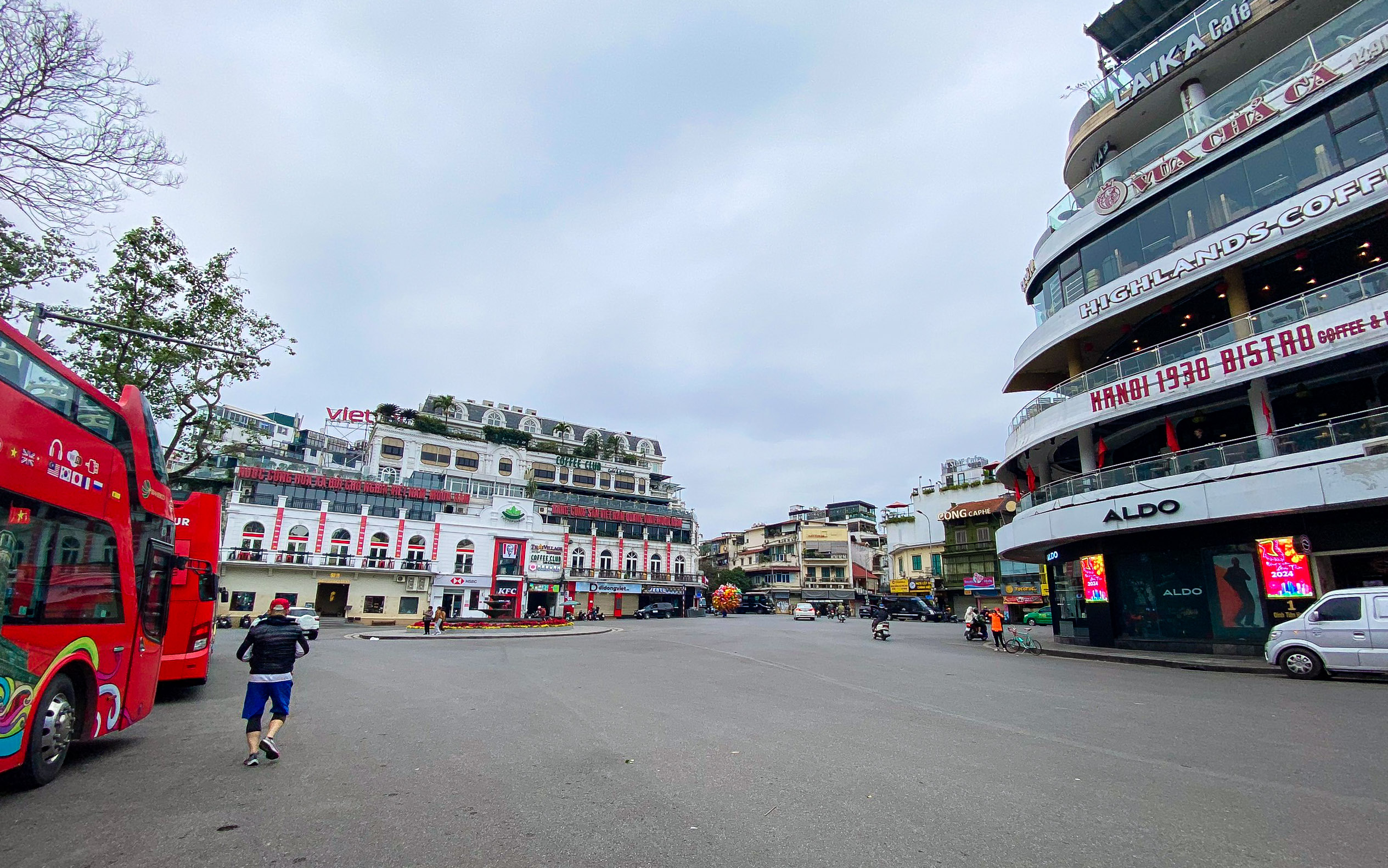 Người Hà Nội thảnh thơi tận hưởng không khí bình yên, uống cà phê ngày 30 Tết- Ảnh 7. Người Hà Nội thảnh thơi tận hưởng không khí bình yên, uống cà phê ngày 30 Tết- Ảnh 7.