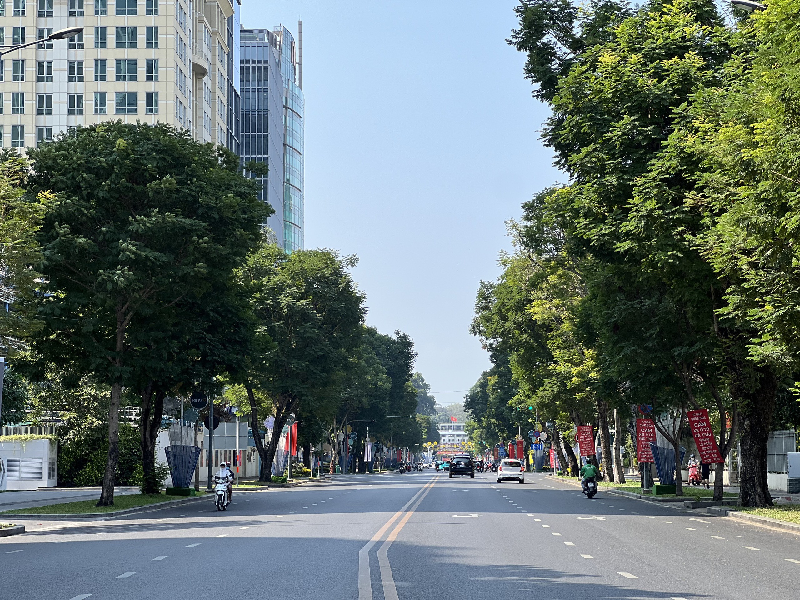 Từ sáng đến trưa 30 Tết, các tuyến đường dẫn vào trung tậm TP HCM vắng vẻ- Ảnh 1.