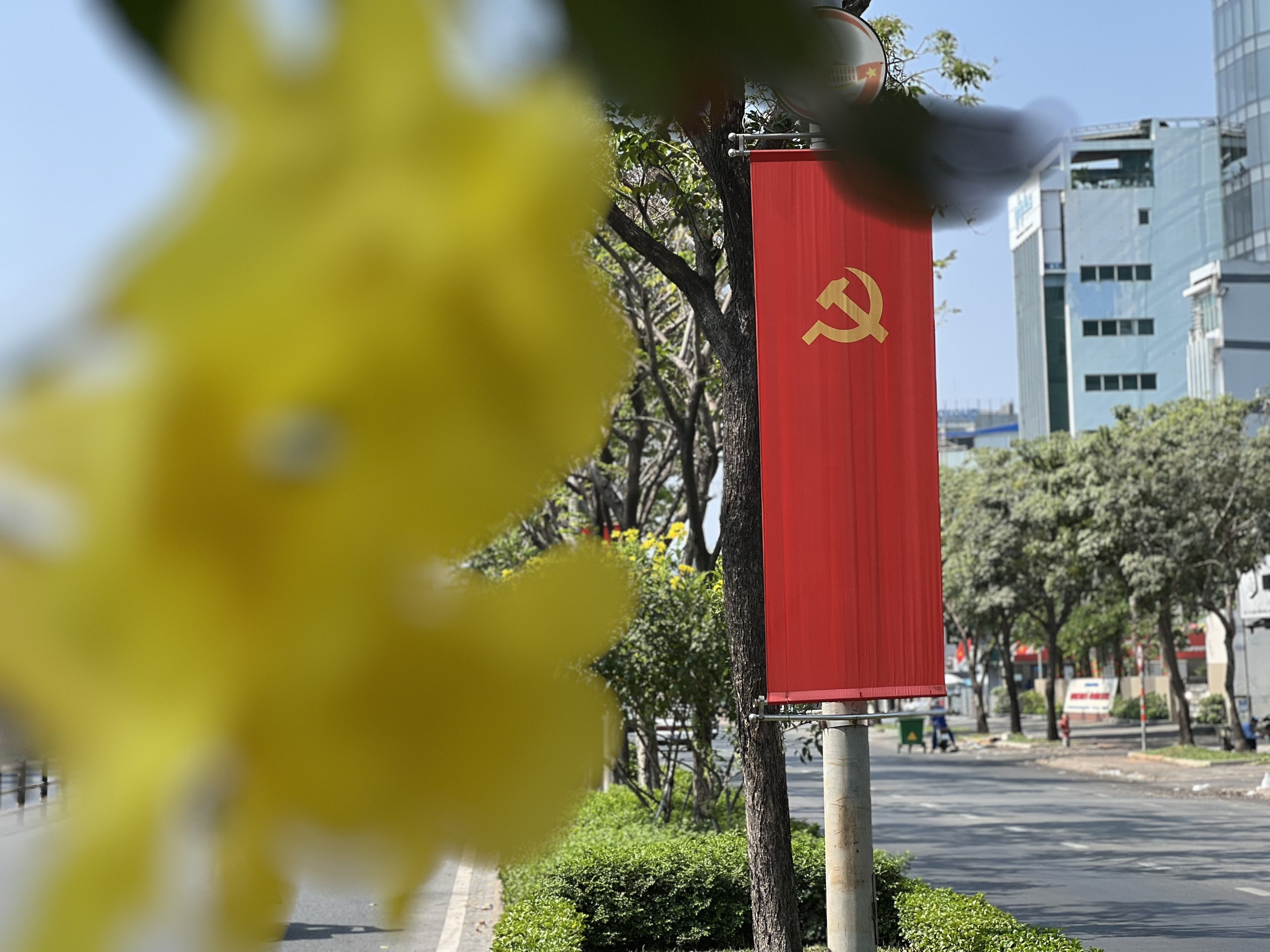 Từ sáng đến trưa 30 Tết, các tuyến đường dẫn vào trung tậm TP HCM vắng vẻ- Ảnh 2.