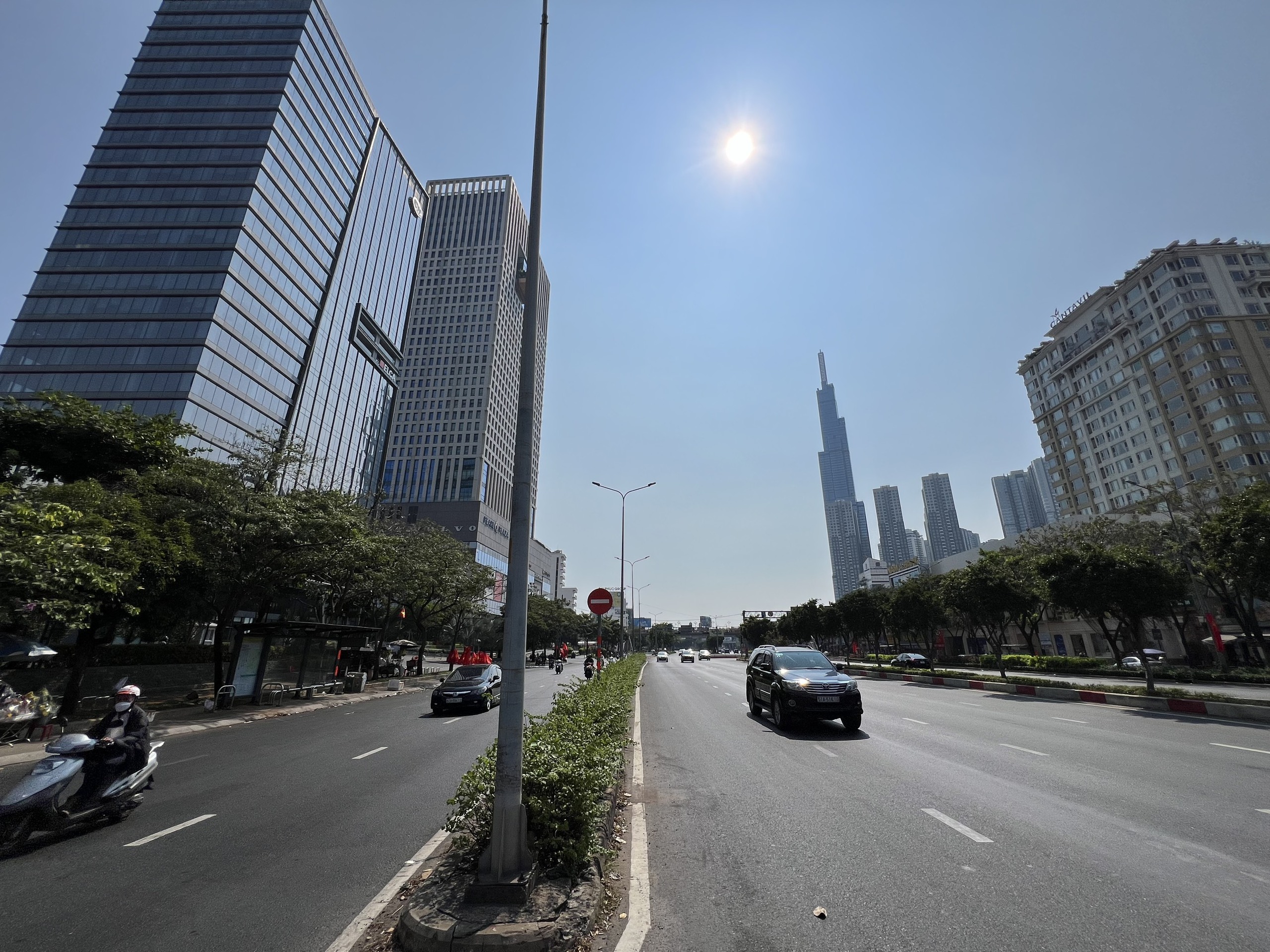 Từ sáng đến trưa 30 Tết, các tuyến đường dẫn vào trung tậm TP HCM vắng vẻ- Ảnh 6.