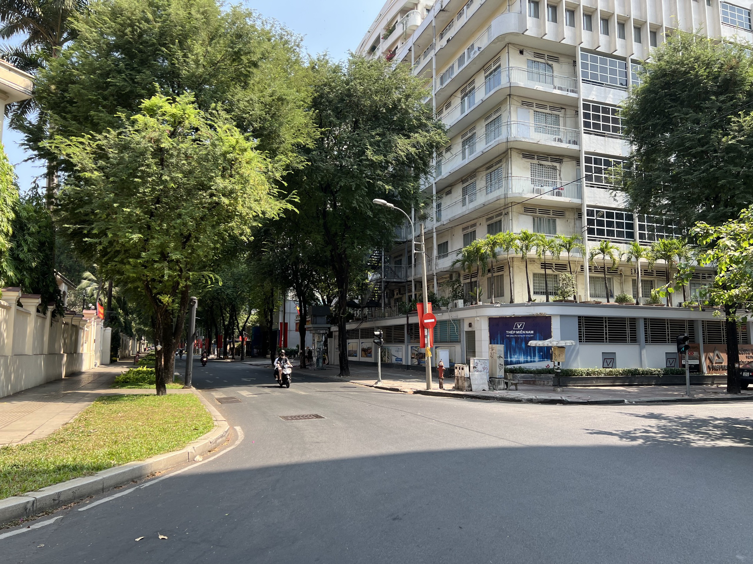 Từ sáng đến trưa 30 Tết, các tuyến đường dẫn vào trung tậm TP HCM vắng vẻ- Ảnh 4.