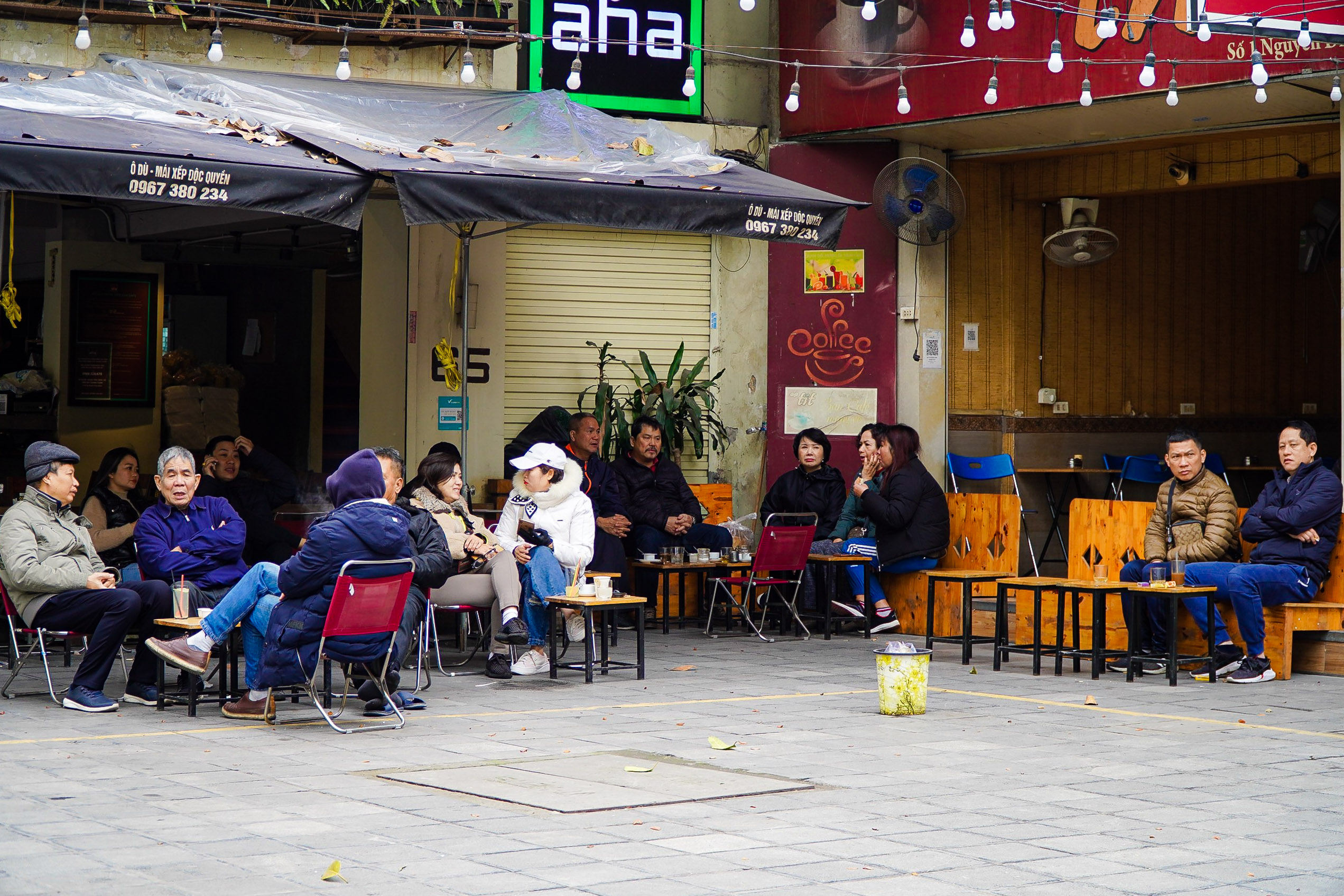 Người Hà Nội thảnh thơi tận hưởng không khí bình yên, uống cà phê ngày 30 Tết- Ảnh 14. Người Hà Nội thảnh thơi tận hưởng không khí bình yên, uống cà phê ngày 30 Tết- Ảnh 14.