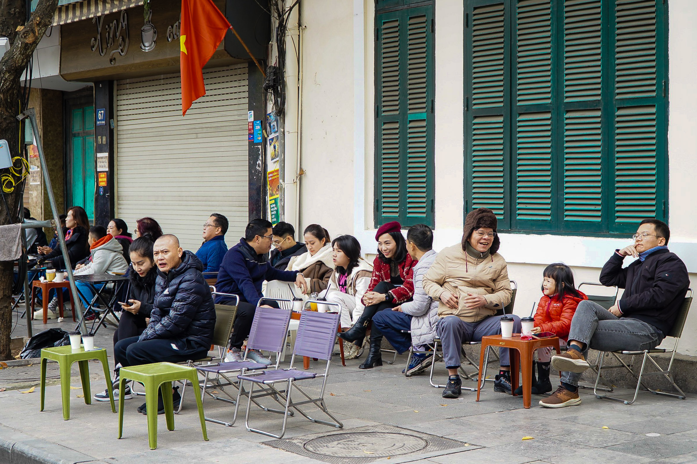 Người Hà Nội thảnh thơi tận hưởng không khí bình yên, uống cà phê ngày 30 Tết- Ảnh 13. Người Hà Nội thảnh thơi tận hưởng không khí bình yên, uống cà phê ngày 30 Tết- Ảnh 13.