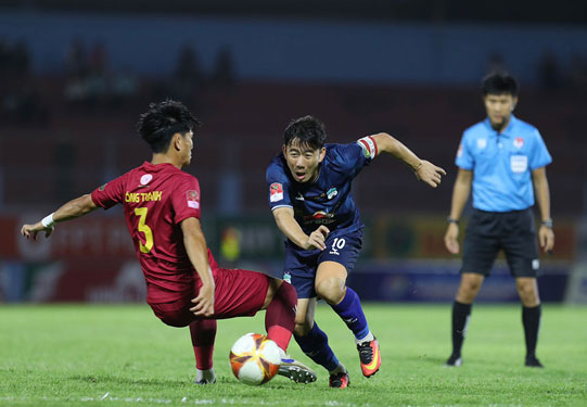HAGL của Minh Vương (phải) là một trong 3 đội bóng ghi ít bàn thắng nhất (6 pha lập công) sau 11 vòng đấu tại V-League 2023-2024 – Ảnh: VPF