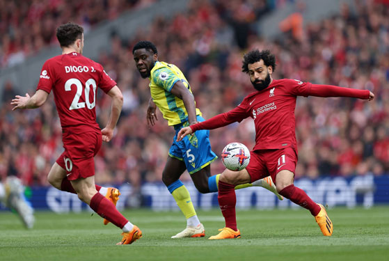 Liverpool thiếu vắng nhiều trụ cột, trong đó có Salah (phải), nên dễ mất điểm trước chủ nhà Nottingham Forest Ảnh: REUTERS
