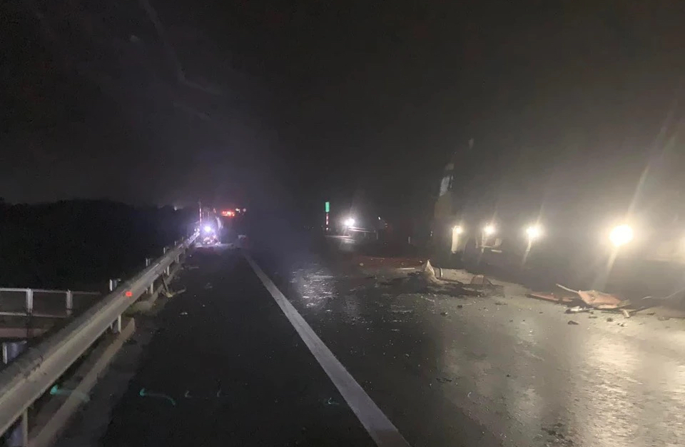 Tai nạn nghiêm trọng trên cao tốc Cam Lộ - La Sơn khiến 2 người chết, 7 người bị thương- Ảnh 1.
