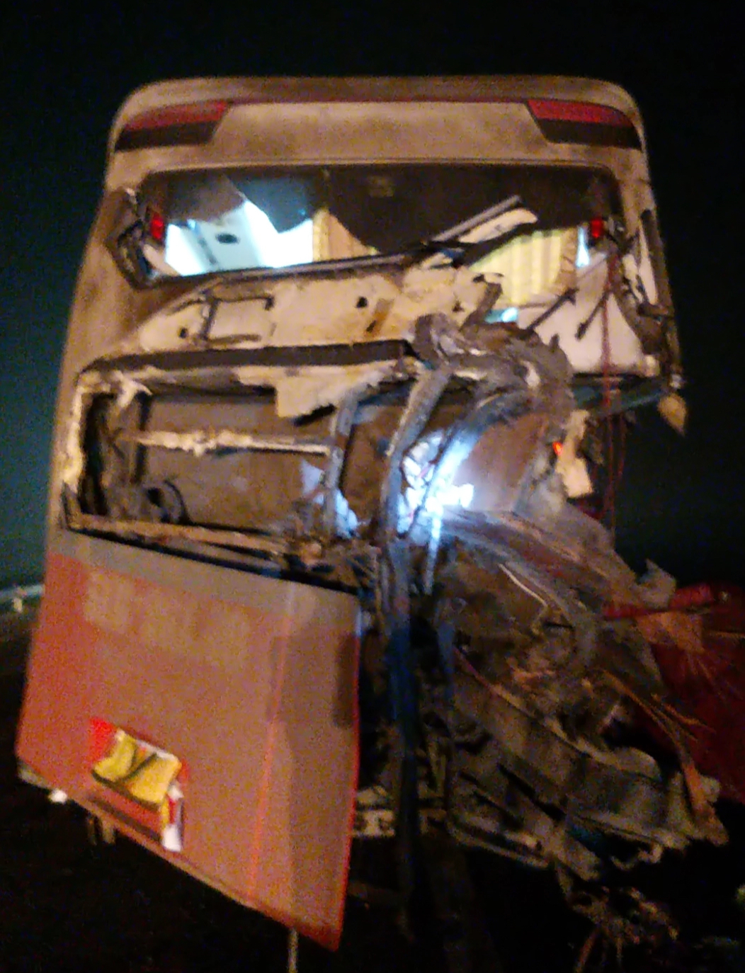 Tai nạn nghiêm trọng trên cao tốc Cam Lộ - La Sơn khiến 2 người chết, 7 người bị thương- Ảnh 2.