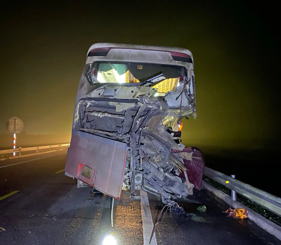 Tai nạn nghiêm trọng trên cao tốc Cam Lộ - La Sơn khiến 2 người chết, 7 người bị thương- Ảnh 3.